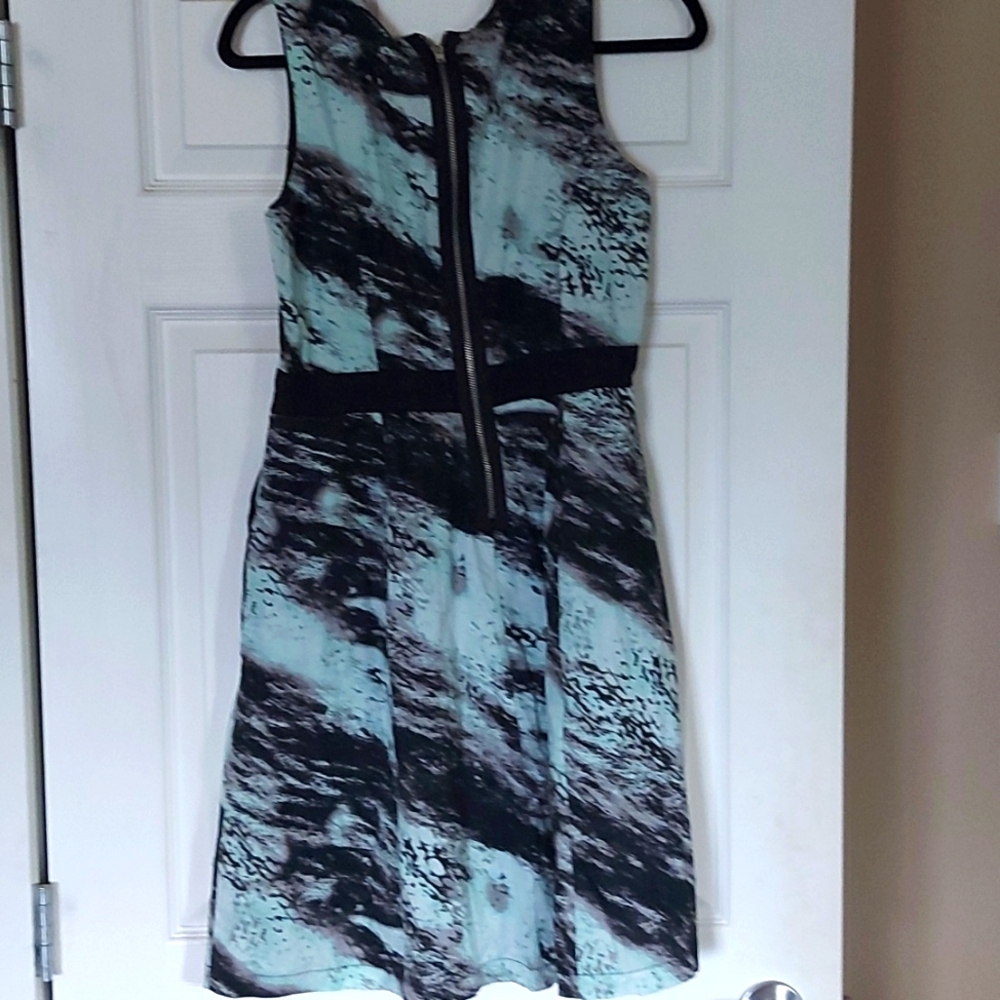 Mid-length dress - Picture 3 of 4